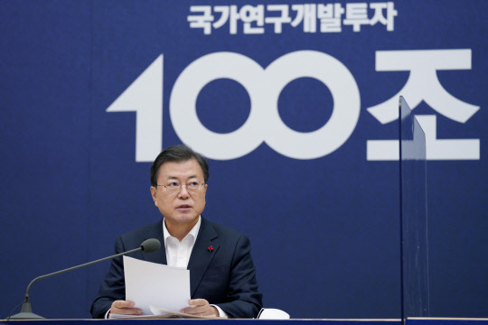 문재인 대통령이 21일 청와대에서 열린 제3차 국가과학기술자문회의 전원회의에서 발언하는 모습. 연합뉴스.